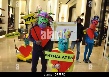 Jakarta, Indonesien. 25. Januar 2014. Aktivisten der Umweltorganisation Greenpeace Protest vor einem Geschäft fordern die Beseitigung chemischer Stoffe in ihren Produkten in Jakarta, Indonesien, 25. Januar 2014. Der Protest aufgerufen Detox zielte darauf ab, markieren Sie die Gefahren von Chemikalien in der Kleidung verwendet. Bildnachweis: Zulkarnain/Xinhua/Alamy Live-Nachrichten Stockfoto