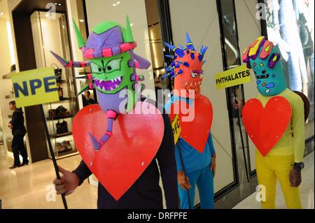 Jakarta, Indonesien. 25. Januar 2014. Aktivisten der Umweltorganisation Greenpeace Protest vor einem Geschäft fordern die Beseitigung chemischer Stoffe in ihren Produkten in Jakarta, Indonesien, 25. Januar 2014. Der Protest aufgerufen Detox zielte darauf ab, markieren Sie die Gefahren von Chemikalien in der Kleidung verwendet. Bildnachweis: Zulkarnain/Xinhua/Alamy Live-Nachrichten Stockfoto