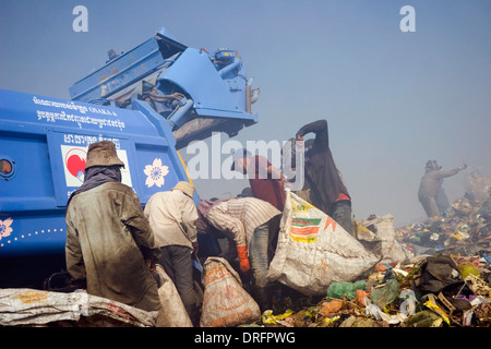 Eine Gruppe von Plünderern sammeln Wertstoffe bei toxischen Stung Meanchey Mülldeponie in Phnom Penh, Kambodscha. Stockfoto