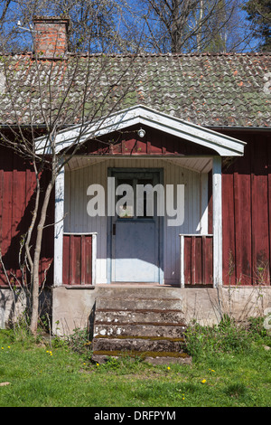 Veranda auf einer alten verlassenen Rote Hütte Stockfoto