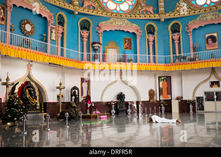 Indischer Mann innerhalb der Gebetsraum im Sathya Sai Baba Super-Spezialklinik niederwerfen. Puttaparthi, Andhra Pradesh, Indien Stockfoto