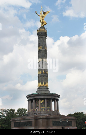 Blick auf die goldene Statue geflügelte Victoria, Berlin Stockfoto