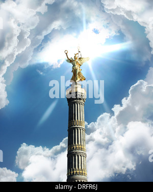 Blick auf die goldene Statue geflügelte Victoria, Berlin Stockfoto