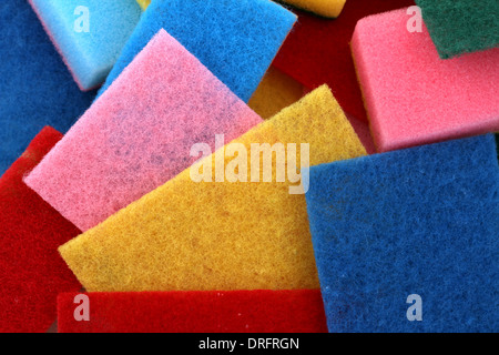 Eine Menge von Schwämmen in verschiedenen Farben-Hintergrund Stockfoto