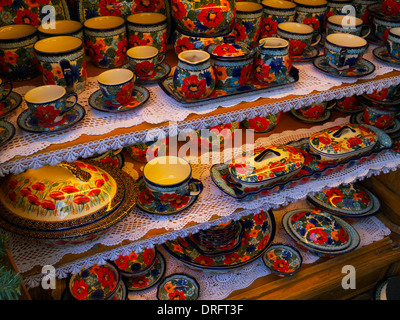 Eine Vielzahl von Bunzlauer Keramik Linien den Regalen auf den Weihnachtsmärkten in Krakau, Polen Stockfoto