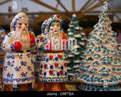 Eine Vielzahl von Bunzlauer Keramik Linien den Regalen auf den Weihnachtsmärkten in Krakau, Polen Stockfoto