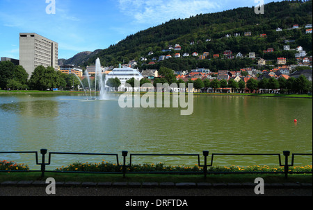 Blick über Lille Lungegårdsvann und der Brunnen in Bergen, Norwegen, im Sommer. Stockfoto