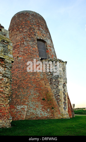 Die Überreste der St. Benet Abtei Entwässerung Mühle mit Teil der Abtei Ruinen in der Nähe von Horning, Norfolk, England, Vereinigtes Königreich. Stockfoto