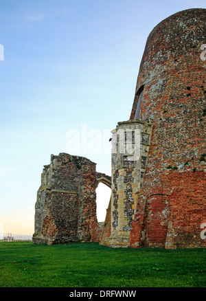 Die Ruinen der Abtei St. Benet erbaut in die Wand der Drainage-Mühle in der Nähe von Horning, Norfolk, England, Vereinigtes Königreich. Stockfoto