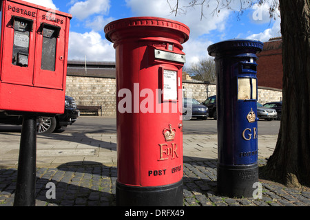 Red und Blue Post Boxen in Windsor Stadt, Royal Berkshire County, England, UK Stockfoto