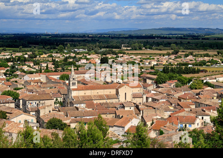 Bellegarde, von Tour De La antiksten, Saint Gilles Region gesehen. Gard. Languedoc Roussillon, Frankreich. Stockfoto