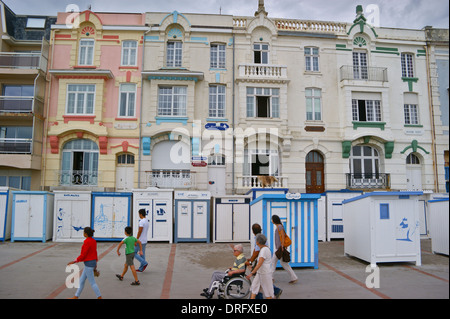 Strandhotels an der Promenade, Wimereux, Côte Opale, Nord-Pas-de-Calais, Frankreich mit Familie zu Fuß mit Mann im Rollstuhl Hauts de France Stockfoto