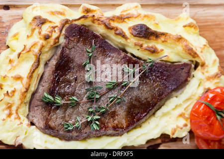 Fleisch-Steak mit Kartoffel-Püree gesichert an Bord Stockfoto