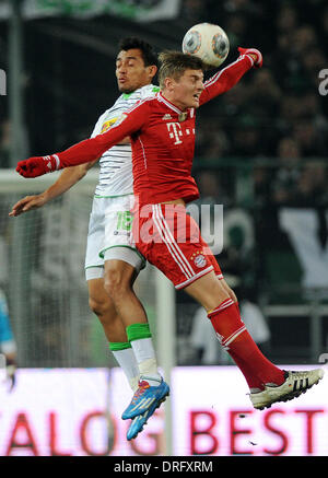 Mönchengladbach, Deutschland. 24. Januar 2014. Gladbach Alvaro Dominguez (L) und Bayerns Toni Kroos wetteifern um die Kugel während der Bundesliga-Fußballspiel zwischen Borussia Moenchengladbach und FC Bayern München in Mönchengladbach, 24. Januar 2014. Foto: Marius Becker/Dpa/Alamy Live News Stockfoto