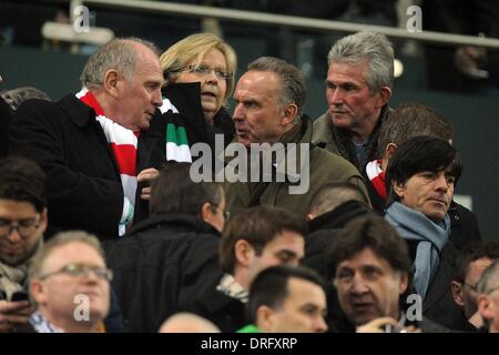 Mönchengladbach, Deutschland. 24. Januar 2014. Der Präsident des Fußball Bundesligisten FC Bayern München Uli Hoeneß (L-R), The Premier von Nordrhein-Westfalen Hannelore Kraft (SPD), Karl-Heinz Rummenigge, der ehemalige FC Bayern München-Trainer Jupp Heynckes und Cheftrainer der deutschen Fußball-Mannschaft Joachim Loew sitzen auf dem Messestand während der Fußball-Bundesliga zwischen Borussia Moenchengladbach und FC Bayern München in Mönchengladbach, 24. Januar 2014 übereinstimmen. Foto: Marius Becker/Dpa/Alamy Live News Stockfoto