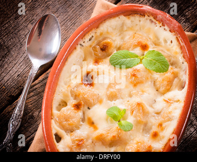 Traditionelle hausgemachte Gnocchi in den Eintopf auf hölzernen Hintergrund von oben Stockfoto