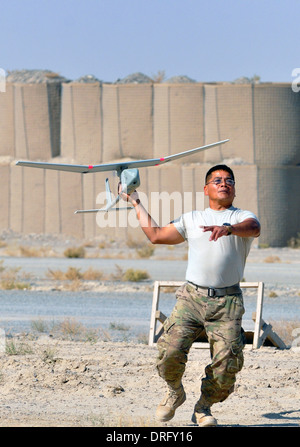 US-Armee Sgt. Cliff A. Taijeron startet eine Raven unbemannte Luftbild Drohne 31. Oktober 2013 bei nach vorn Operating Base Spin Boldak, Afghanistan. Stockfoto