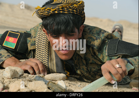 Ein afghanischer Uniform Polizei Officer Praktiken, die auf der Suche nach improvisierte explosive Vorrichtungen während des Trainings 30. Juli 2012 in Deh Rawod, Provinz Uruzgan, Afghanistan. Stockfoto