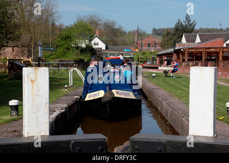 Ein Narrowboat im Schloss 13 die Cheddleton Schleusen auf dem Caldon Kanal Stockfoto