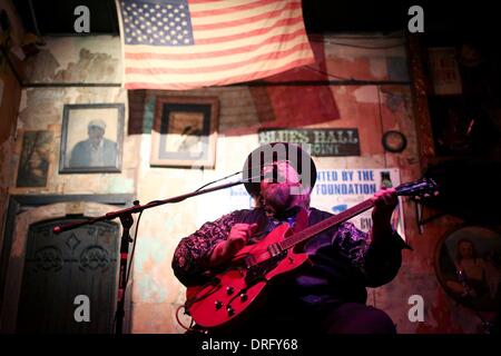 23. Januar 2014 - führt US - 23. Januar 2014 - Mississippi Marshall während der 30. jährlichen International Blues Challenge in Rum Boogie Cafe Blues Hall, ein Juke Joint auf der Beale Street. IBC, bringt Hunderte von Musikern und Tausende von Fans in Memphis, läuft bis Sonntag. (Kredit-Bild: © Yalonda M. James/der kommerziellen Appeal/ZUMAPRESS.com) Stockfoto