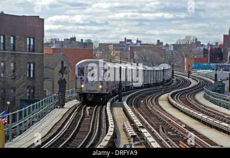 Nummer 7 Schulen erhöhten u-Bahn nähert sich der Woodside Avenue Station in Queens, New York. Stockfoto