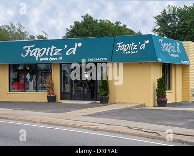 Fapitz hatte eine Frau Bekleidungsgeschäft in Westbury Long Island, die das jiddische Wort für dolled als ihren Firmennamen verwendet. Stockfoto