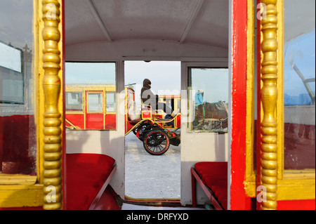 Märchenhafte Streitwagen mit Touristen machen ihre Runden auf dem gefrorenen Fluss Songhua-Fluss. 2014 internationale Eis- und Schneefestival Harbin Stockfoto