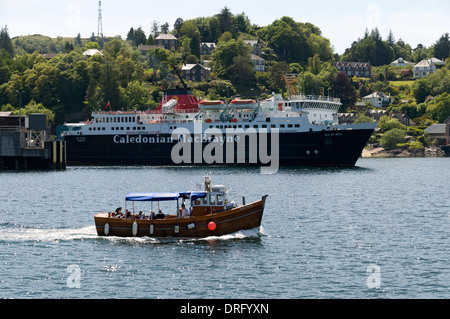 Caledonian MacBrayne Fähre, die Isle of Mull und einem Ausflugsboot in Oban Bay, Oban, Hochlandregion, Schottland, Vereinigtes Königreich Stockfoto