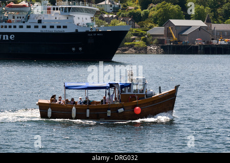 Caledonian MacBrayne Fähre, die Isle of Mull und einem Ausflugsboot in Oban Bay, Oban, Hochlandregion, Schottland, Vereinigtes Königreich Stockfoto