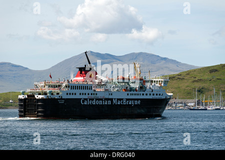 Caledonian MacBrayne Fähre, die "Isle of Mull", in Oban Bay mit den Hügeln von Mull hinter. Oban, Hochlandregion, Schottland, UK Stockfoto