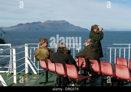 An Bord ist der Caledonian MacBrayne ferry, der "Lord of the Isles", wie es geht, die Isle of Rum, Inneren Hebriden, Schottland, UK Stockfoto