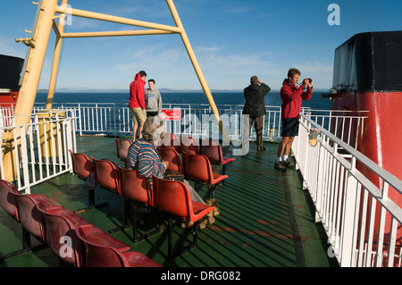 Passagiere an Bord der Caledonian MacBrayne Fähre, der "Lord of the Isles", gebunden für die äußeren Hebriden, Schottland, UK Stockfoto