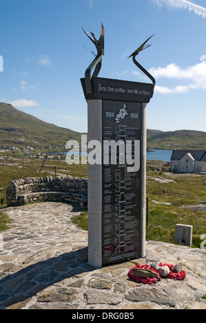 Das Kriegerdenkmal mit Blick auf Castlebay, Isle of Barra, äußeren Hebriden, Schottland Stockfoto