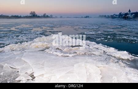 Lebus, Deutschland. 25. Januar 2014. Eisschollen schwimmen auf deutsch-polnischen Grenzfluss Oder bei Sonnenaufgang in Lebus, Deutschland, 25. Januar 2014. Letzte Nacht Temperaturen auf minus 15,5 Grad Celsius in Brandenburg. Foto: Patrick Pleul/Dpa/Alamy Live News Stockfoto