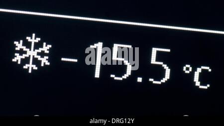Lebus, Deutschland. 25. Januar 2014. Minus 15,5 Grad Celsius werden auf das Thermometer einen Mietwagen in Lebus, Deutschland, 25. Januar 2014 angezeigt. Letzte Nacht Temperaturen auf minus 15,5 Grad Celsius in Brandenburg. Foto: Patrick Pleul/Dpa/Alamy Live News Stockfoto