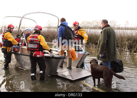 Muchelney, Somerset, UK. 25. Januar 2014.  Dorfbewohner von Muchelney weiterhin eine Fähre von Devon und Somerset Feuer und Rettung Service zwischen den isolierten Dorf Muchelney und Langport betrieben in den überfluteten Somerset Ebenen verwenden. Stockfoto