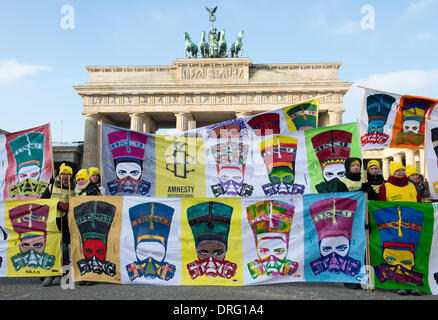 Berlin, Deutschland. 25. Januar 2014. Anhänger von Amnesty International für die Menschenrechte in Ägypten in Berlin, Deutschland, 25. Januar 2014 unter Beweis stellen. Foto: Bernd von Jutrczenka/Dpa/Alamy Live News Stockfoto