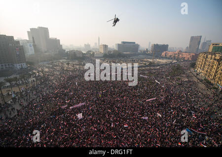 Kairo, Ägypten. 25. Januar 2014. Ägypter sammeln auf dem Tahrir-Platz zu feiern der dritte Jahrestag, dass Ex-Präsident Hosni Mubarak in Kairo, Ägypten, am 25. Januar 2014 gestürzt. Bildnachweis: Pan-Chaoyue/Xinhua/Alamy Live-Nachrichten Stockfoto