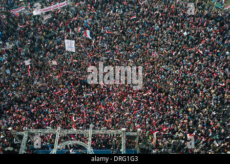 Kairo, Ägypten. 25. Januar 2014. Ägypter sammeln auf dem Tahrir-Platz zu feiern der dritte Jahrestag, dass Ex-Präsident Hosni Mubarak in Kairo, Ägypten, am 25. Januar 2014 gestürzt. Bildnachweis: Pan-Chaoyue/Xinhua/Alamy Live-Nachrichten Stockfoto