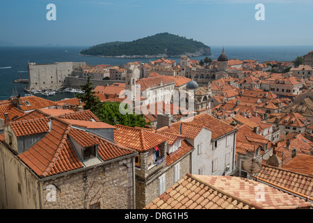 Auf der Dachterrasse-Blick über Dubrovnik Altstadt in Richtung Dominikanerkloster und alten Hafen, Kroatien Stockfoto