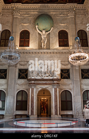 Bürger-Saal mit Atlas Skulptur, Interieur des königlichen Palastes (Niederländisch: Koninklijk Paleis) in Amsterdam, Holland. Stockfoto