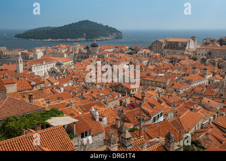 Auf der Dachterrasse-Blick über Dubrovnik Altstadt in Richtung Dominikanerkloster und alten Hafen, Kroatien Stockfoto