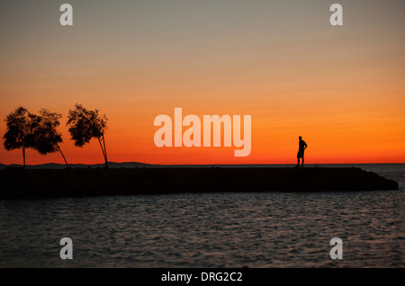 Person steht am Ufer, Dalmatien, Kroatien, Europa Stockfoto