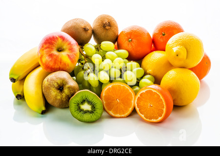 Bild der Früchte mit dem Apfel, Mandarine, Bananen, Kalk, Trauben, Kiwi und Birne auf weißem Hintergrund Stockfoto