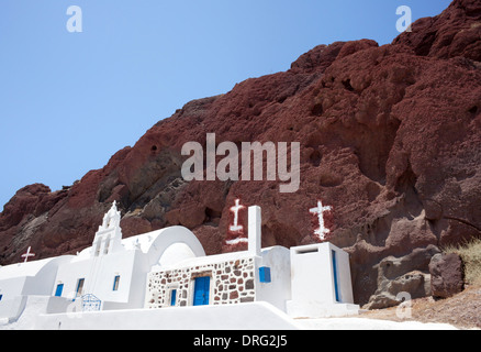 Traditionelle Kapelle mit Griechenland Flagge in roter Strand, Santorin Stockfoto