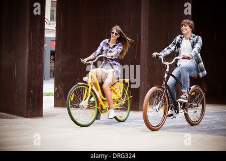 Junges Paar Fahrrad zusammen, Osijek, Kroatien Stockfoto