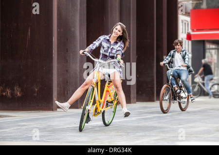 Junges Paar Fahrrad zusammen, Osijek, Kroatien Stockfoto