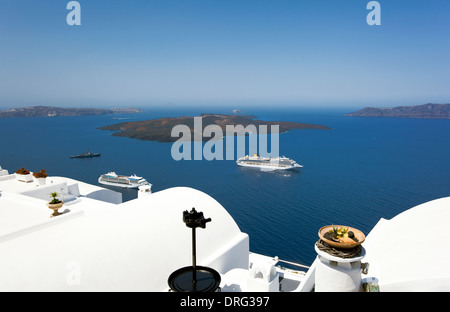 Kreuzfahrtschiff in der Nähe von Vulkan auf der Insel Santorini, Griechenland. Stockfoto