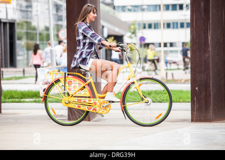 Junge Frau Reiten Fahrrad, Osijek, Kroatien Stockfoto