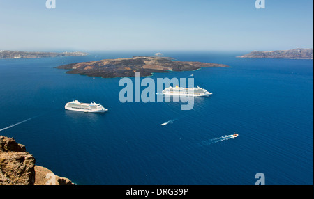 Kreuzfahrtschiff in der Nähe von Vulkan auf der Insel Santorini, Griechenland. Stockfoto